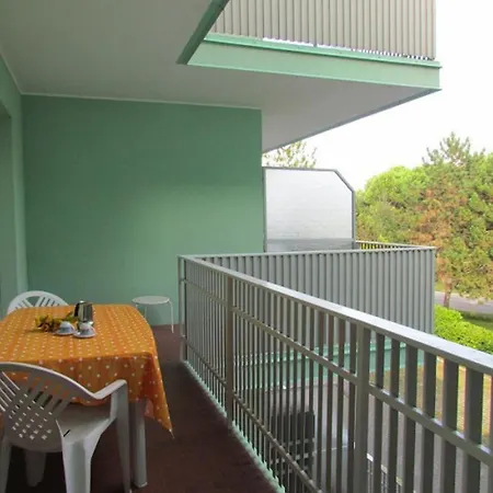 Inviting Retreat With Pool And Balcony Apartman