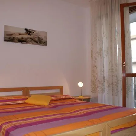 Inviting Retreat With Pool And Balcony Apartman