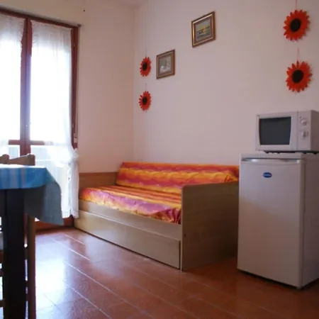 Inviting Retreat With Pool And Balcony Apartman *