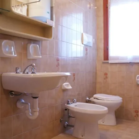 Inviting Retreat With Pool And Balcony Apartman