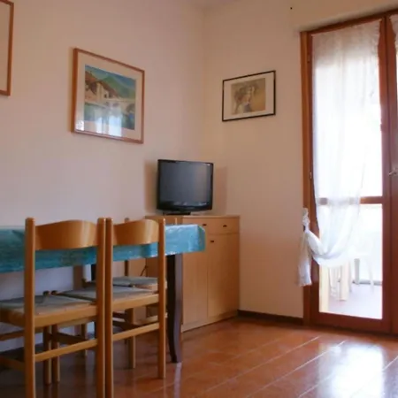 Inviting Retreat With Pool And Balcony Apartman