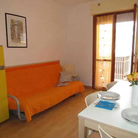 Inviting Retreat With Pool And Balcony Apartman