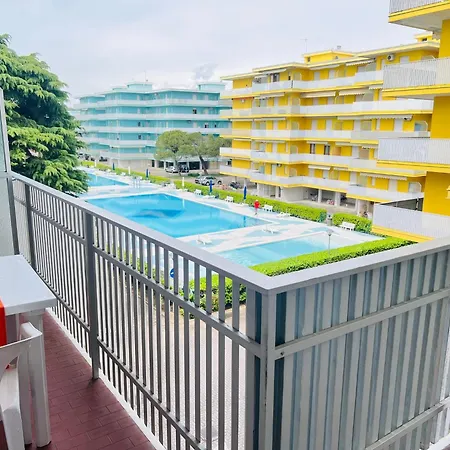 Inviting Retreat With Pool And Balcony Apartman Bibione